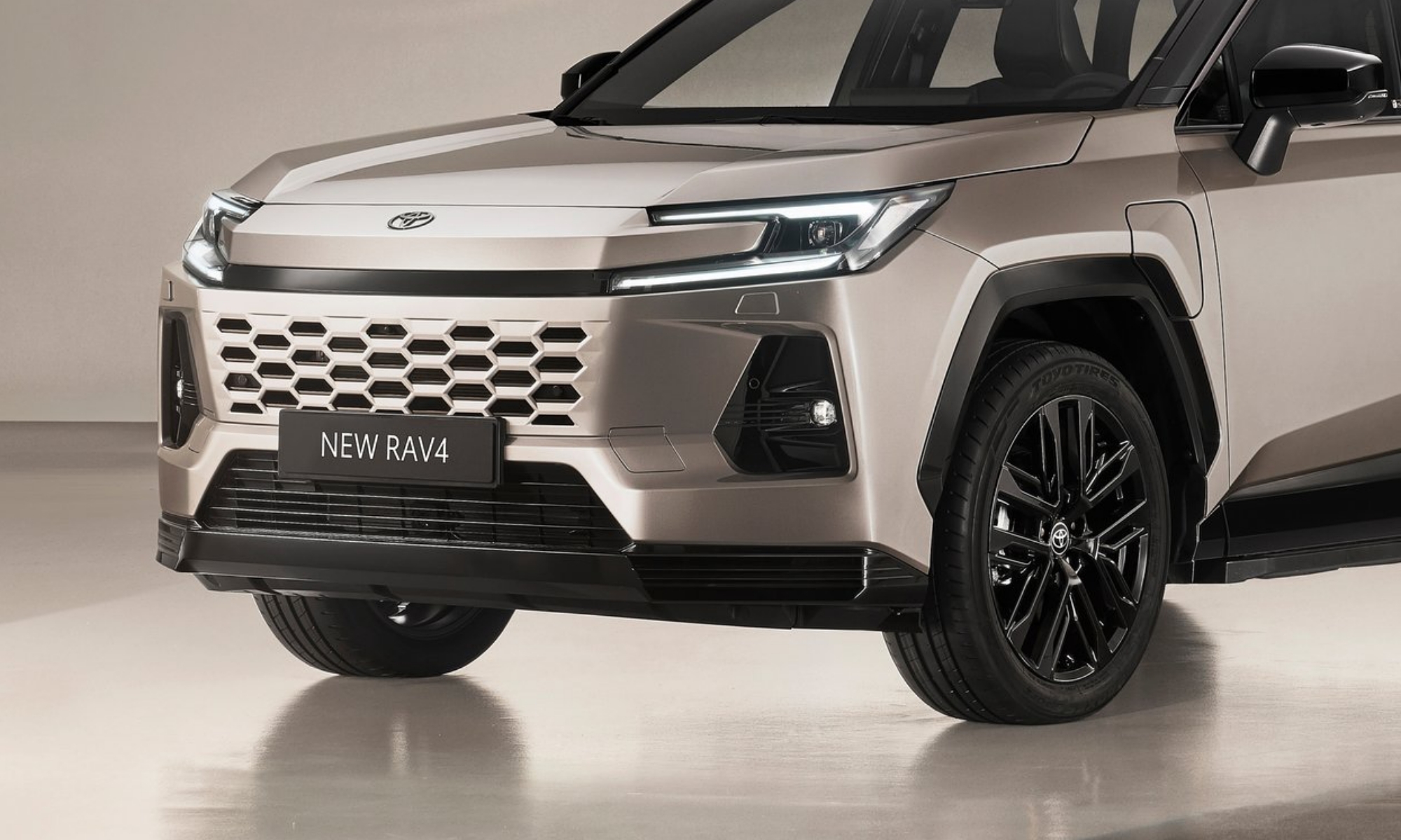 El nuevo RAV4 cambia su aspecto por completo. Se vuelve mucho más robusto.