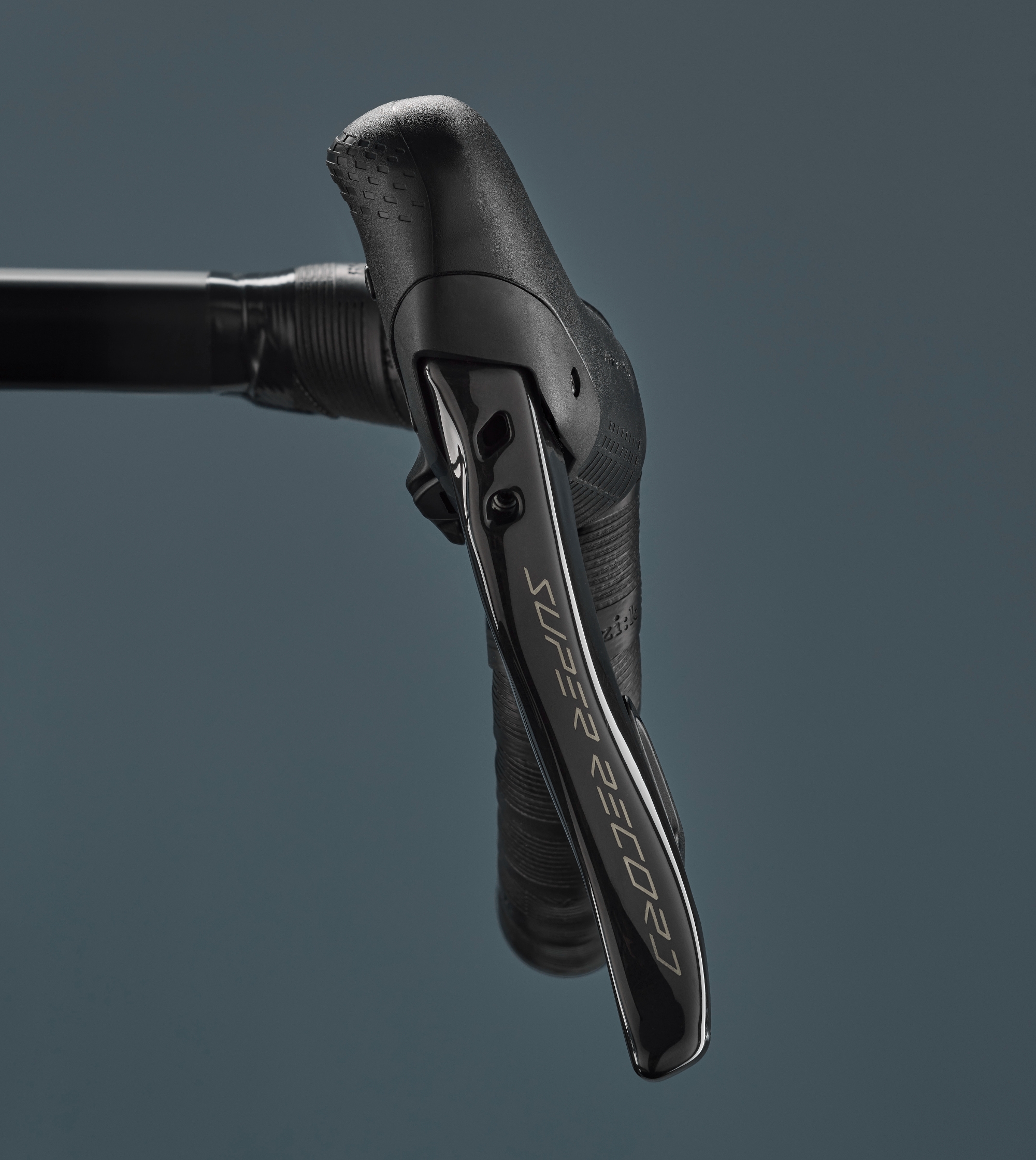 Las manetas de fibra de carbono tienen una forma muy ergonómica. Las manetas de fibra de carbono tienen una forma muy ergonómica.