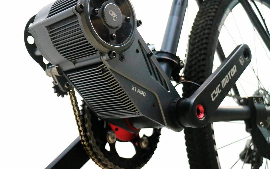 Temblar información Enviar Este motor de 5.000 W convierte una bicicleta de montaña en una moto de  cross eléctrica