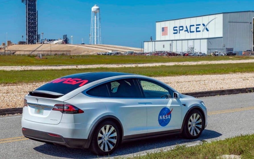 El Tesla Model X que está llevando a los primeros astronautas de SpaceX hasta la Crew Dragon 