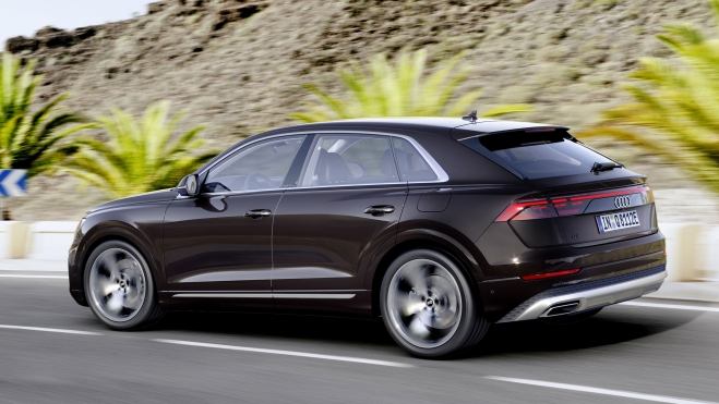 AUDI Q8 6
