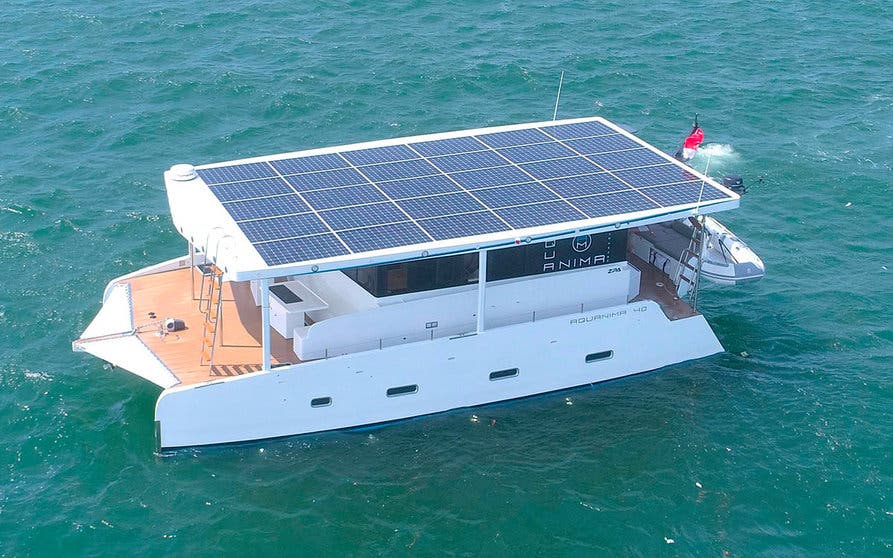  El Aquanima 40 es catamarán eléctrico alimentado por energía solar. 