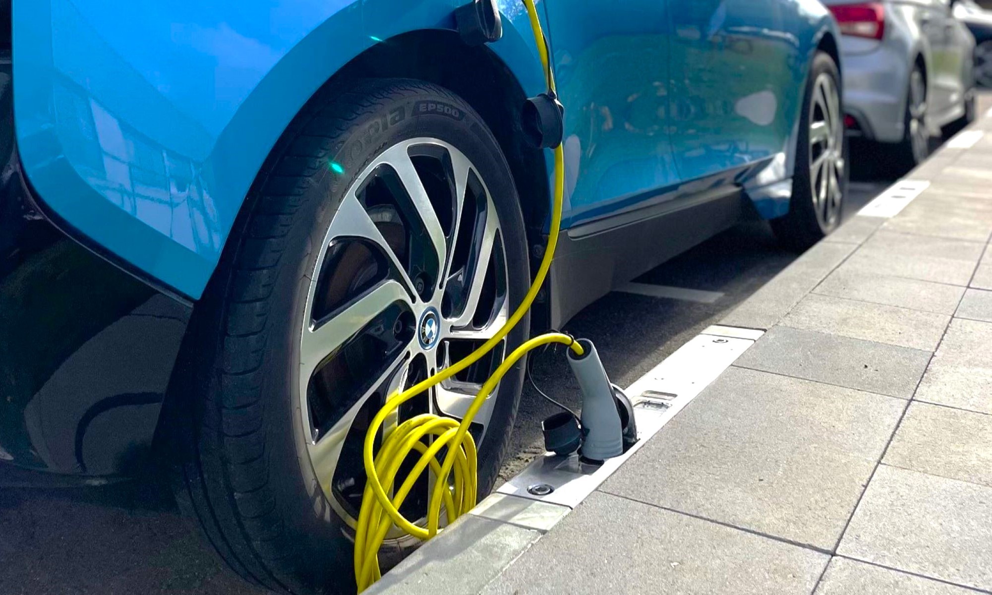Este cargador para las aceras podría ser la solución definitiva al problema de la recarga de eléctricos en la ciudad.
