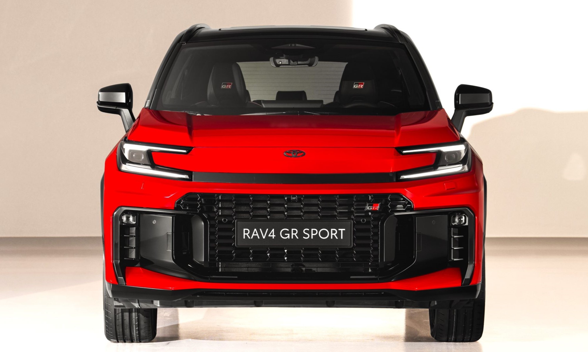 El Toyota RAV4 es el mejor ejemplo de su apuesta de futuro: se venderá como híbrido e híbrido enchufable; este último con 100 km de autonomía.