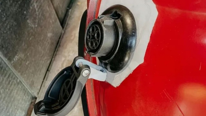 La boca de llenado del depósito ha servido para la toma de corriente. La boca de llenado del depósito ha servido para la toma de corriente.