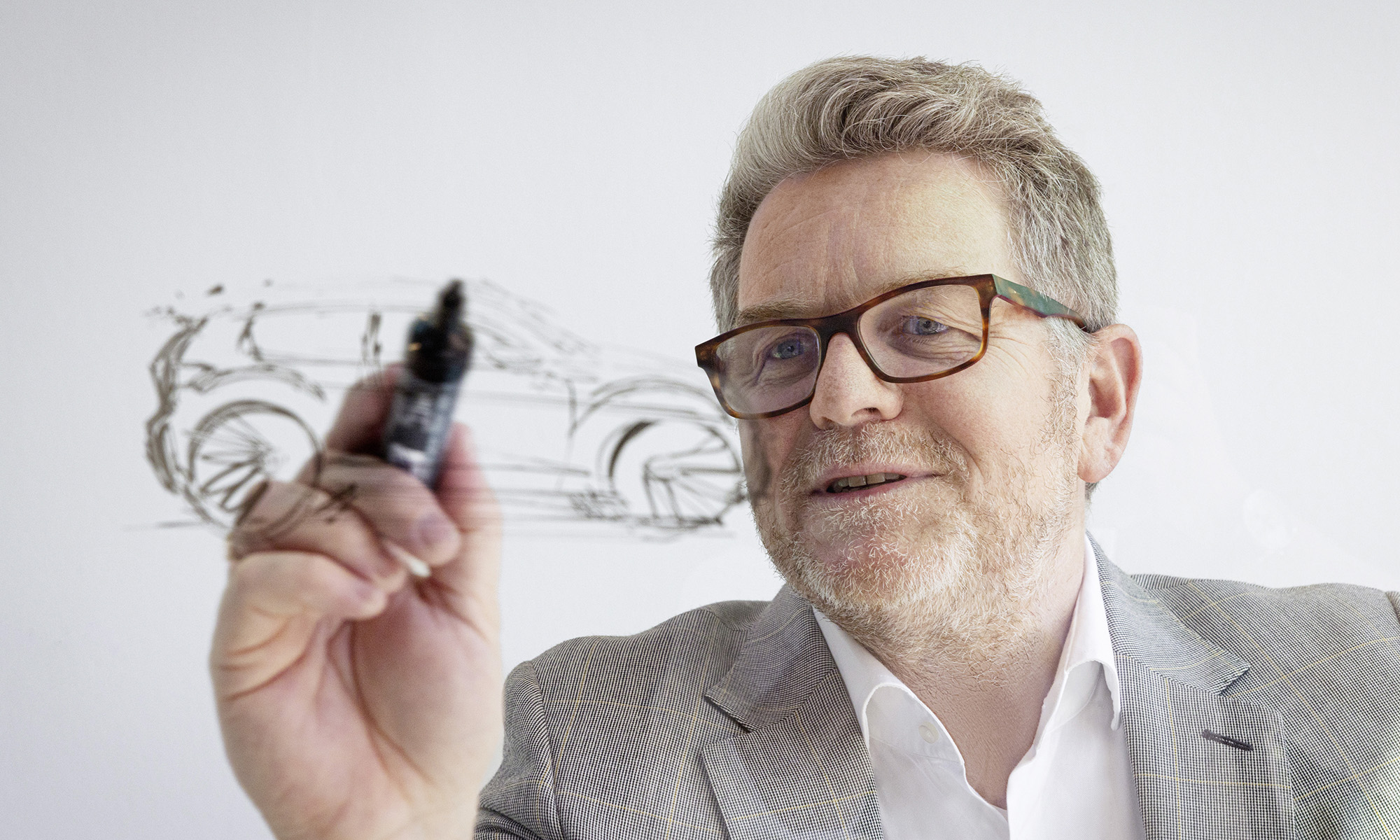 Andreas Mindt, jefe de Diseño de Volkswagen, no duda acerca de los nuevos interiores.