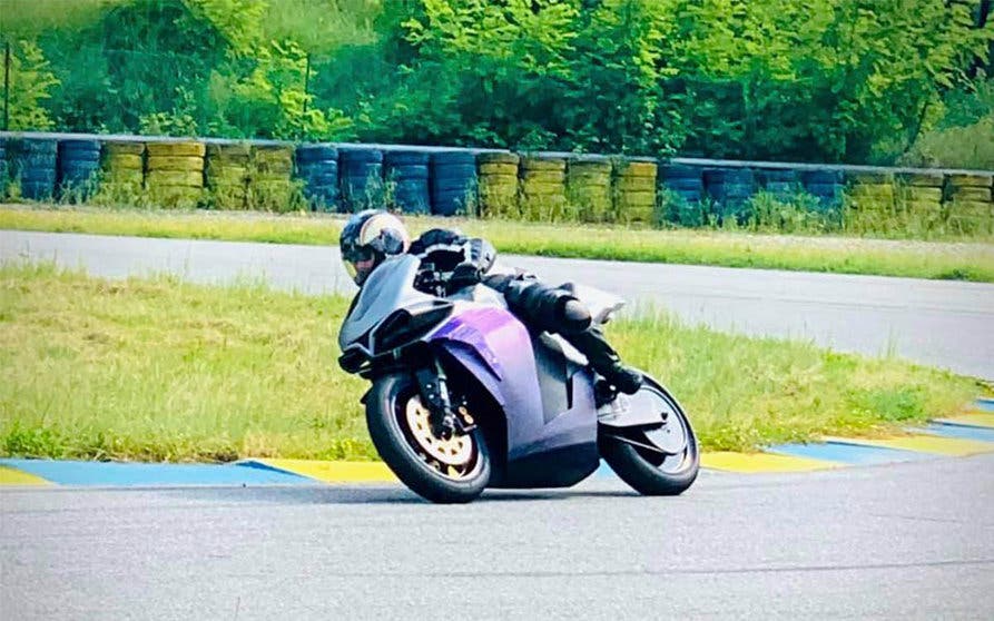  Motocicleta eléctrica Emula con tecnología McFly. 