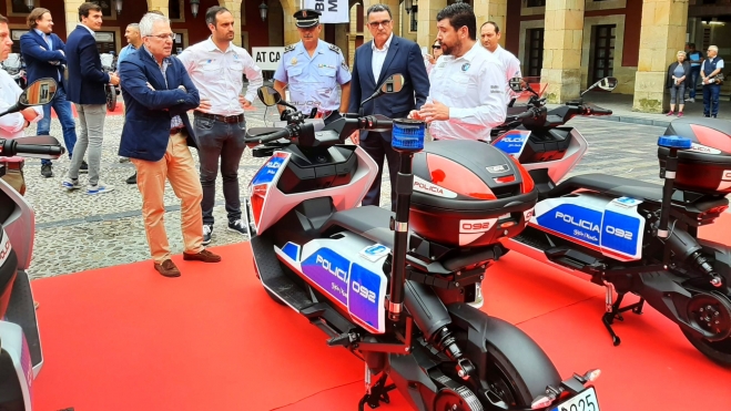 Las CE 04 de la Policía parecen motos sacadas de una película de ciencia ficción. Las CE 04 de la Policía parecen motos sacadas de una película de ciencia ficción.