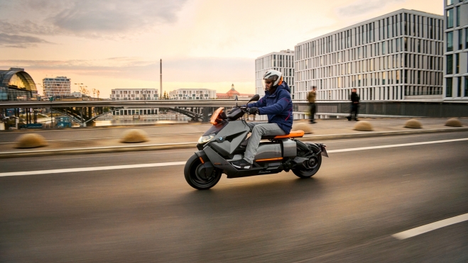 Difícil pasar inadvertido con la BMW CE 04. Difícil pasar inadvertido con la BMW CE 04.