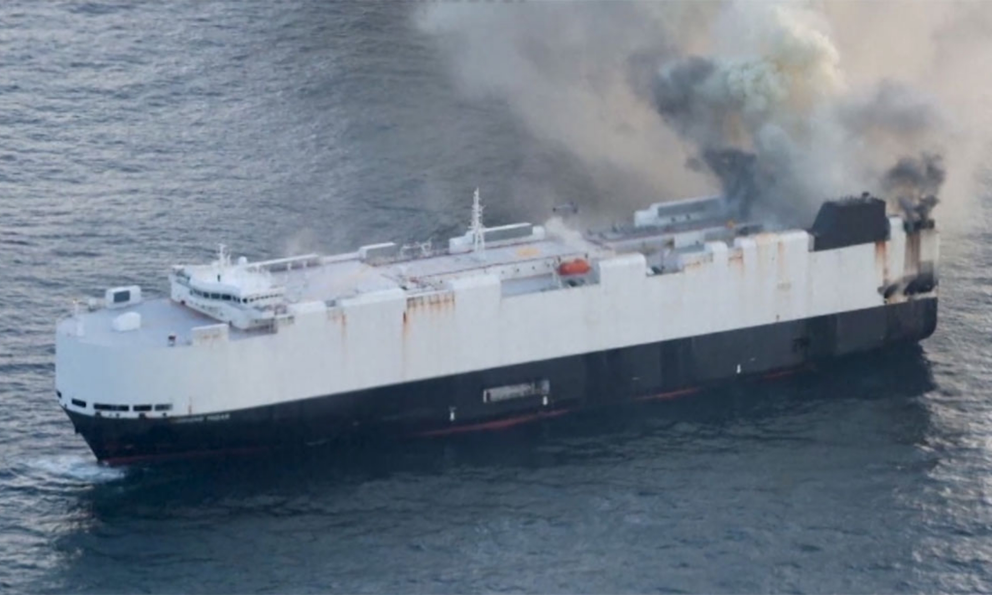 La tripulación ha podido abandonar el barco sin lamentar heridos.