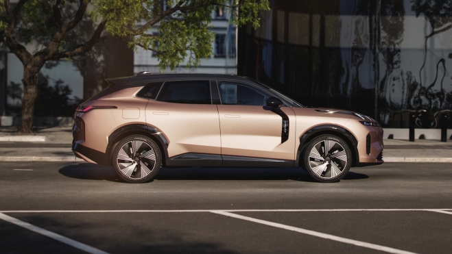 Lynk Co 08 Lateral