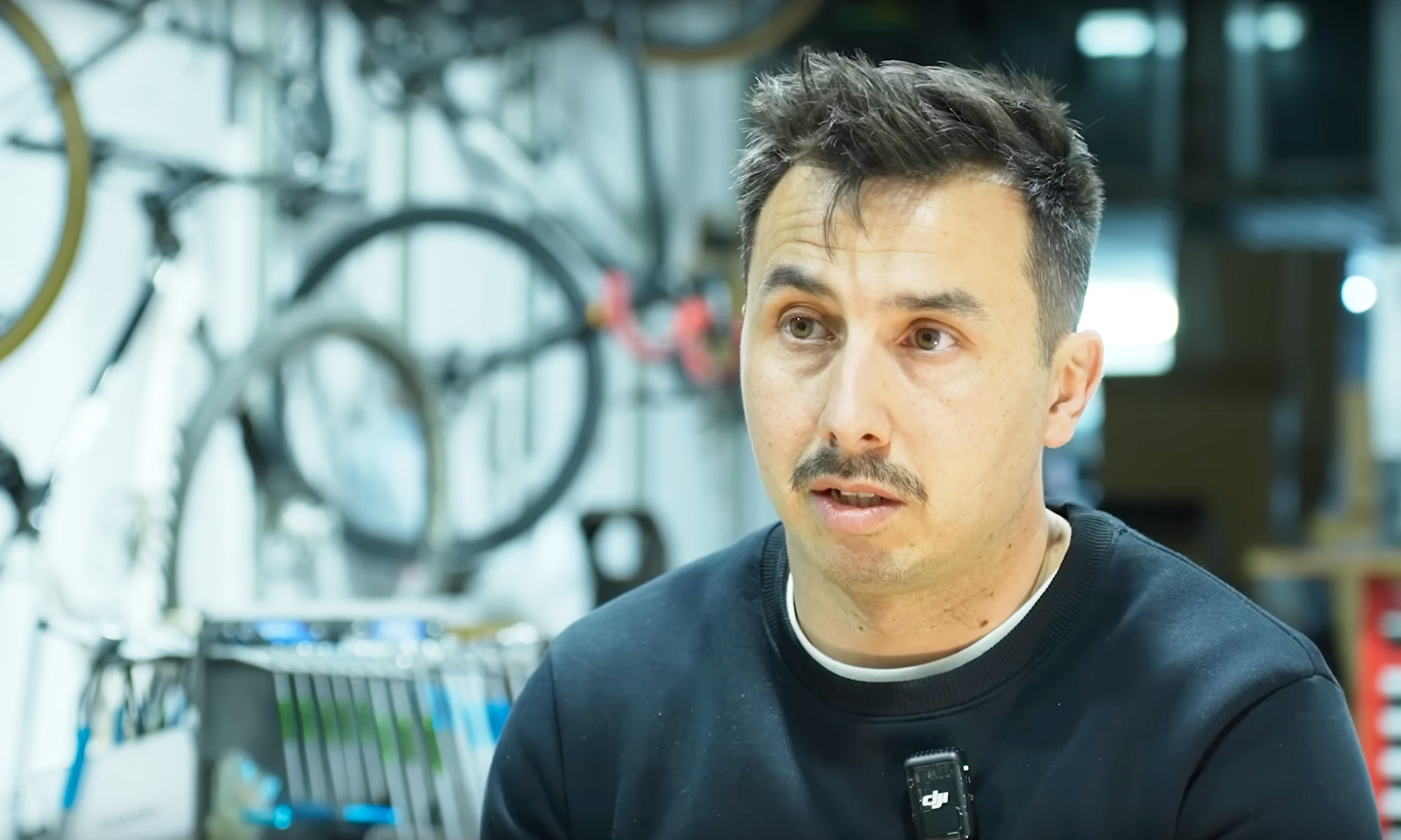 Jordan, mecánico de bicicletas.