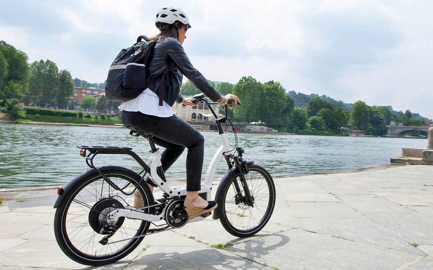 Este motor de 5.000 W convierte una bicicleta de montaña en una moto de  cross eléctrica