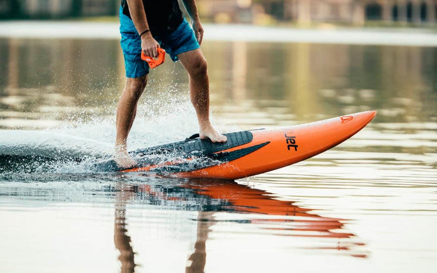  La tabla de surf eléctrica YuJet Surfer se desplaza gracias a un sistema de propulsión a chorro. 