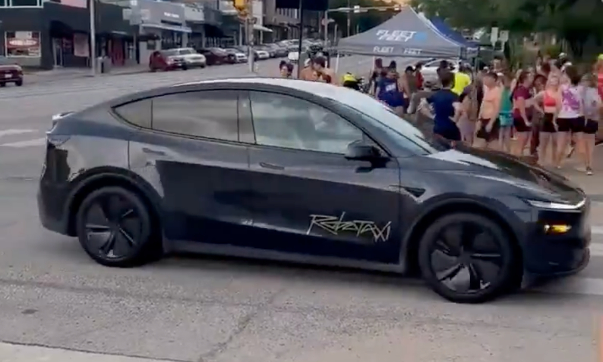 Un vídeo capta el primer Robotaxi circulando por las calles de Austin sin conductor.