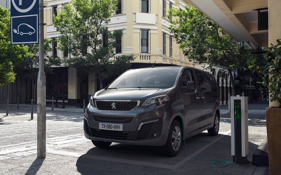  Peugeot e-Traveller: una furgoneta eléctrica pensada para el transporte de pasajeros 