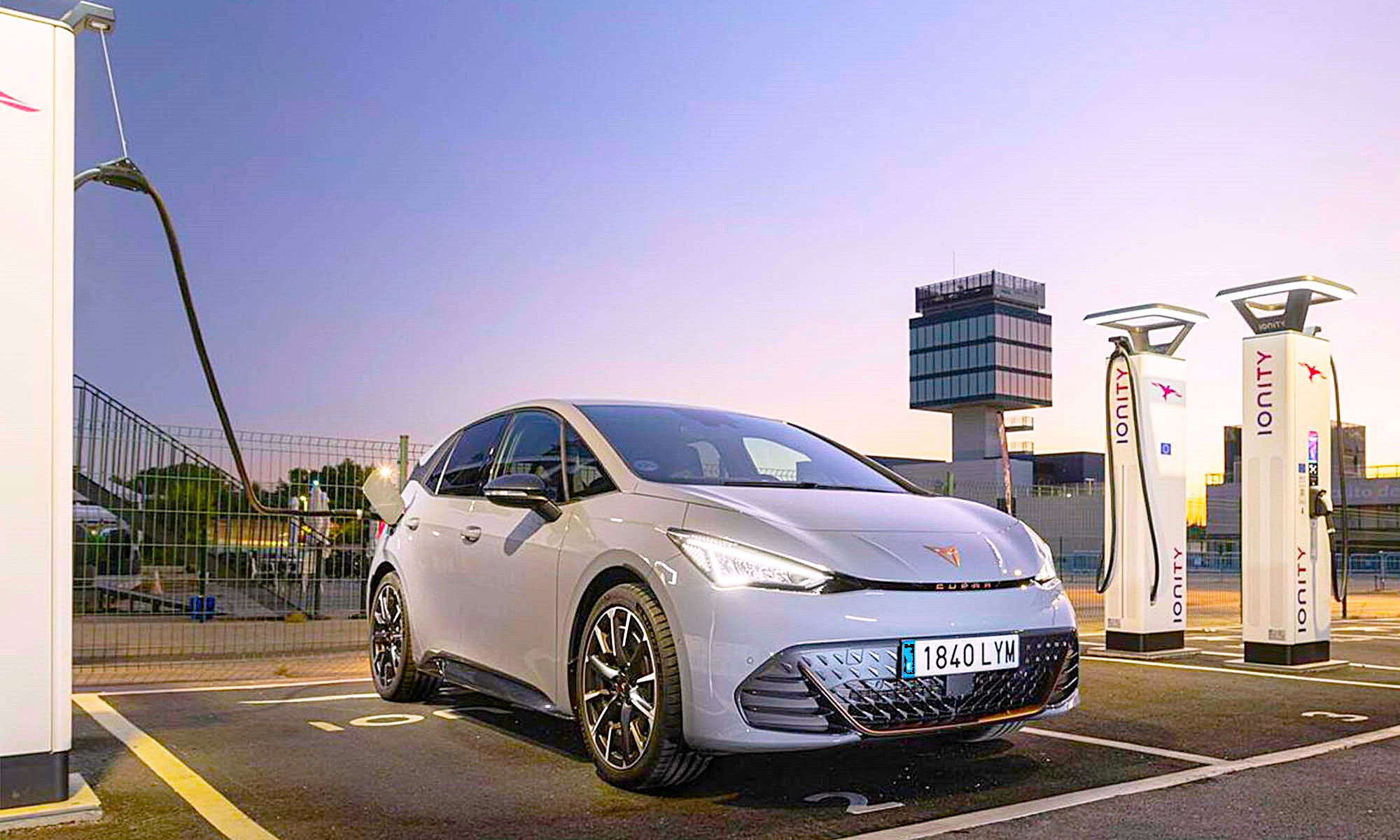 En España, el precio medio de carga de un coche eléctrico para recorrer 100 km son 4,31 euros.