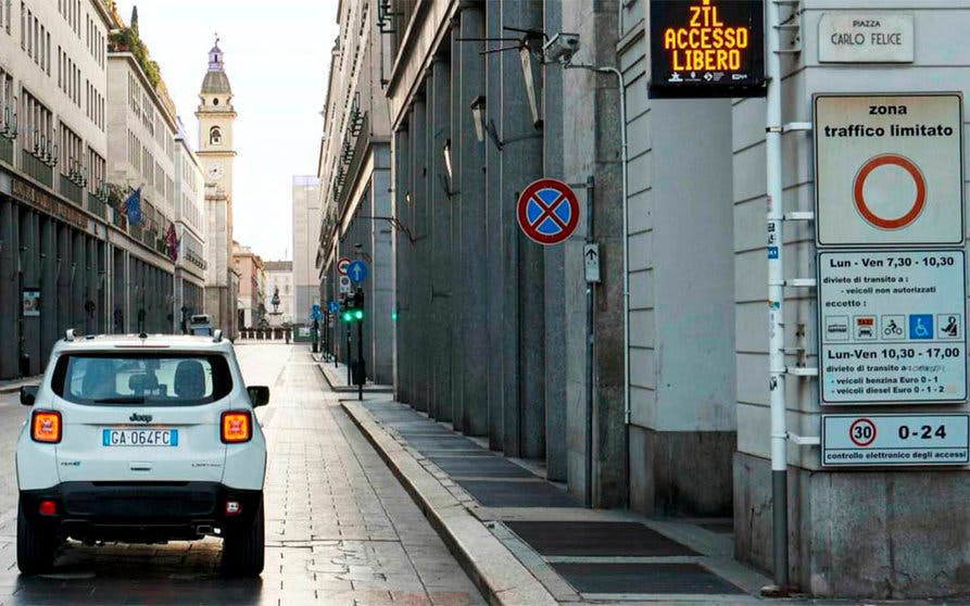  Jeep Renegade 4xe del proyecto Turin Geofencing Lab entrando en una zona sensible a las emisiones de la ciudad de Turín. 