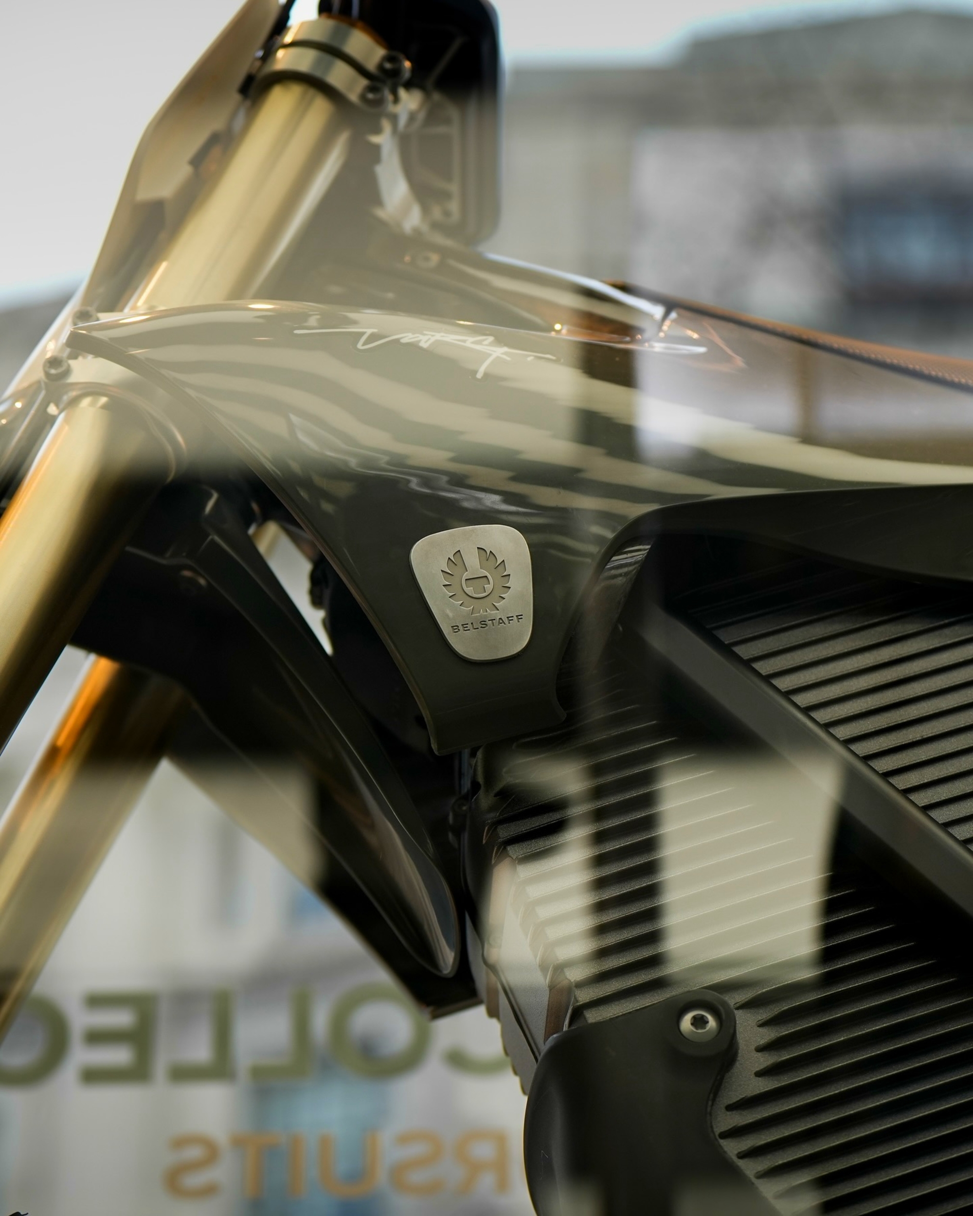 La moto en cuestión lucía una insignia de Belstaff. La moto en cuestión lucía una insignia de Belstaff.