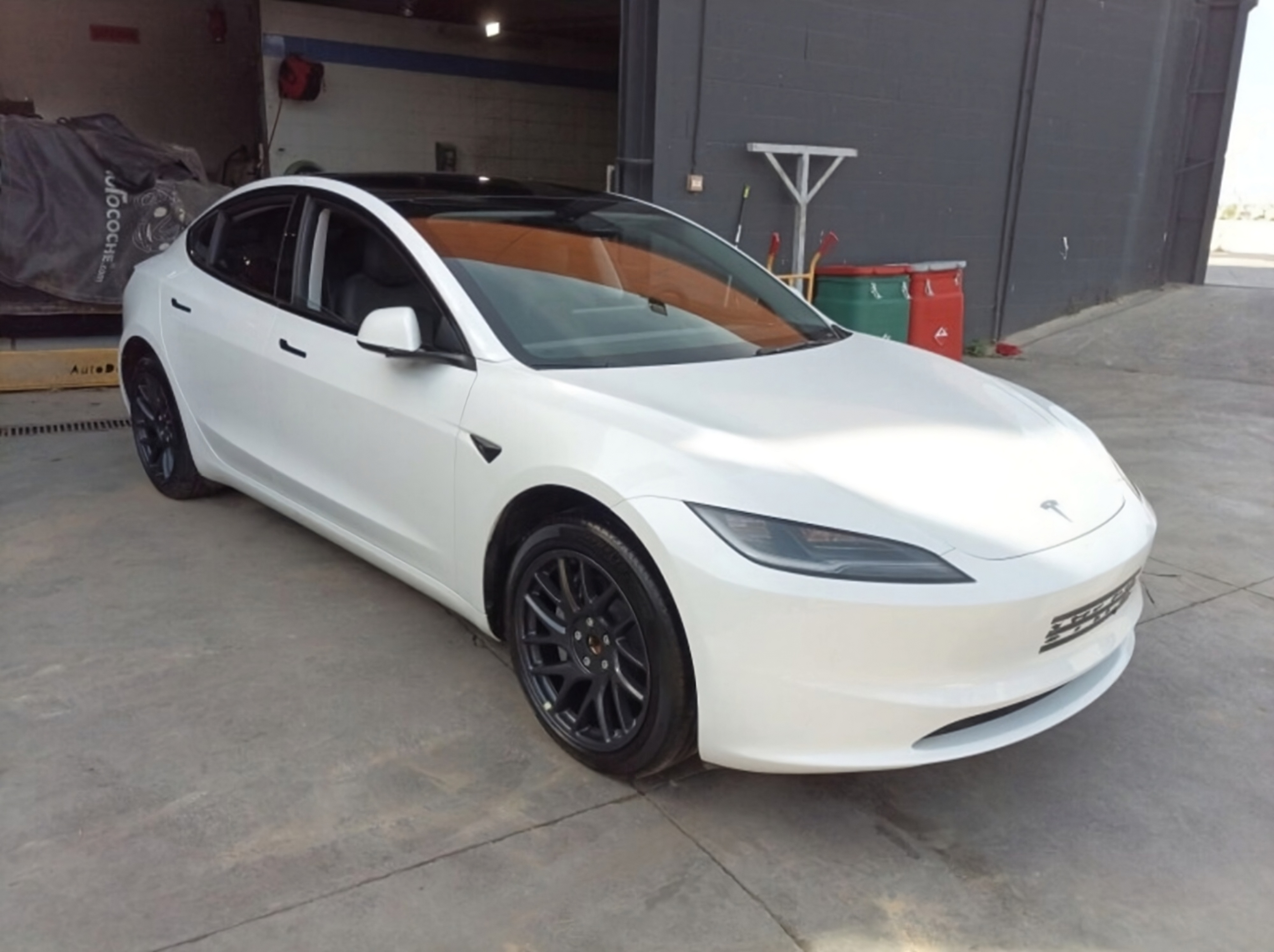 Tecnico desguace Tesla vs BYD piezas país