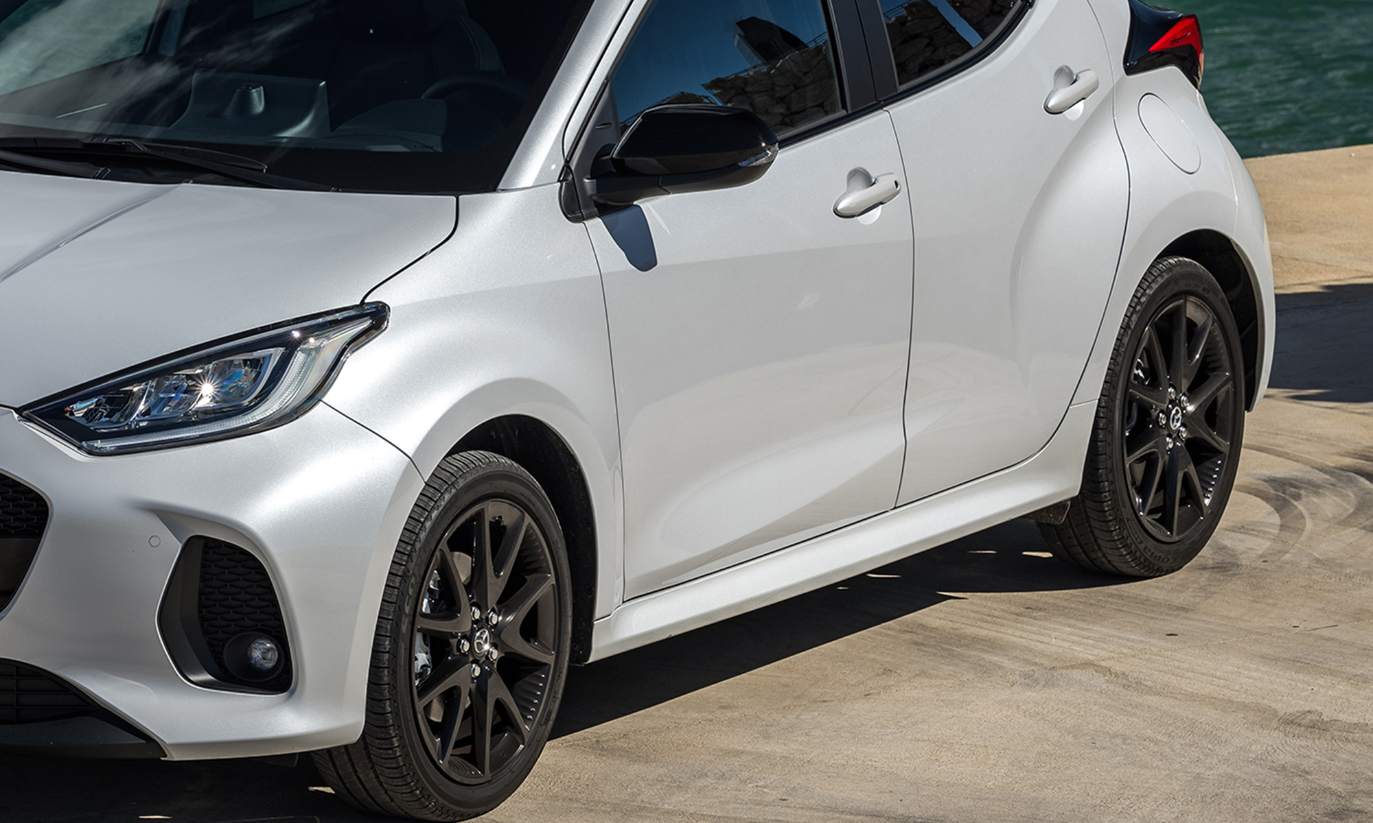 mazda2 hibrido 3