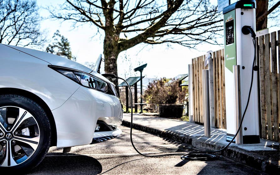  Nissan Leaf cargando en un punto de recarga de Iberdrola. 