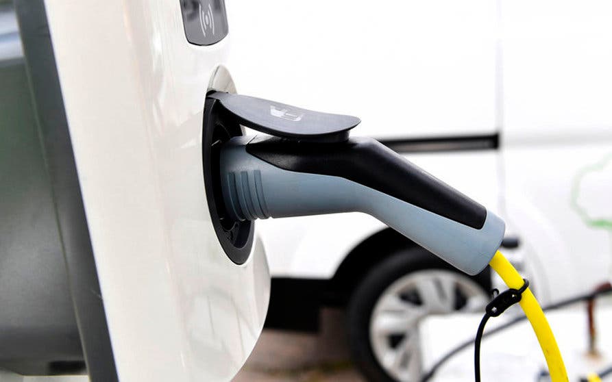 El Gobierno aprueba el Plan Moves 2020 con ayudas de 5.500 euros al coche eléctrico. 