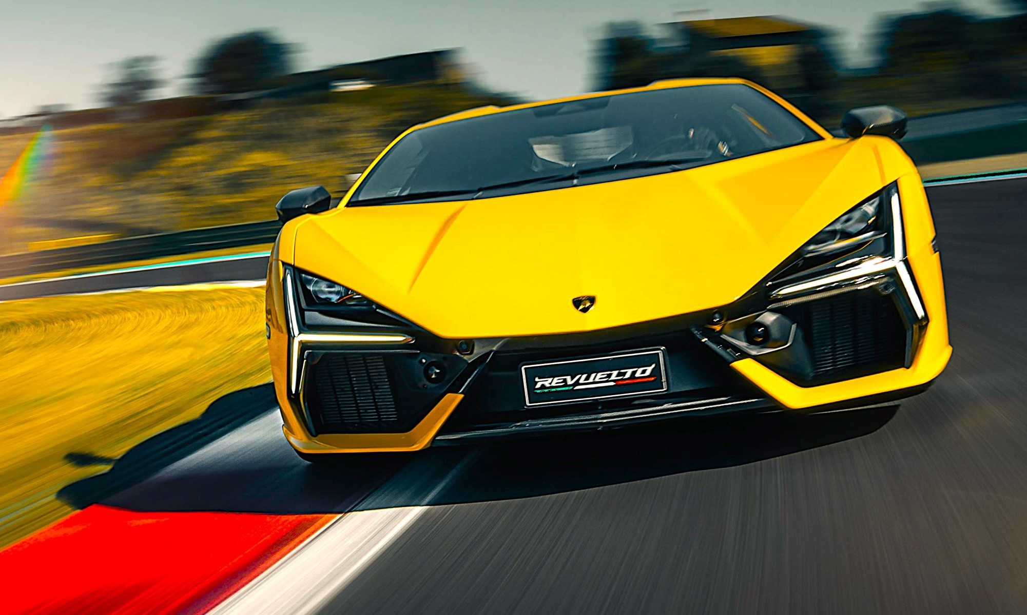 El Lamborghini Revuelto de 2023 fue el primero de los coches híbridos de la marca. Son sólo una parte de su plan para salvar el motor de gasolina.
