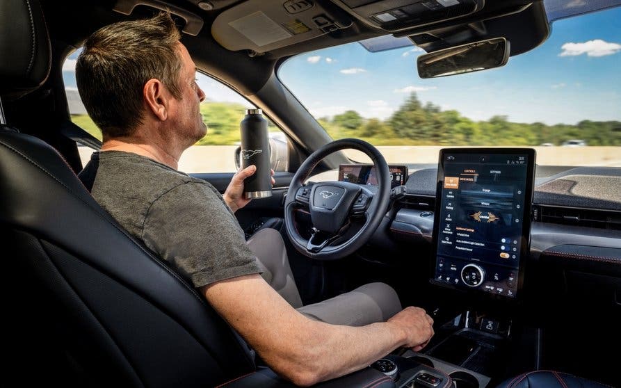  El Ford Mustang Mach-E tendrá modo manos libres y una cámara vigilará al conductor 