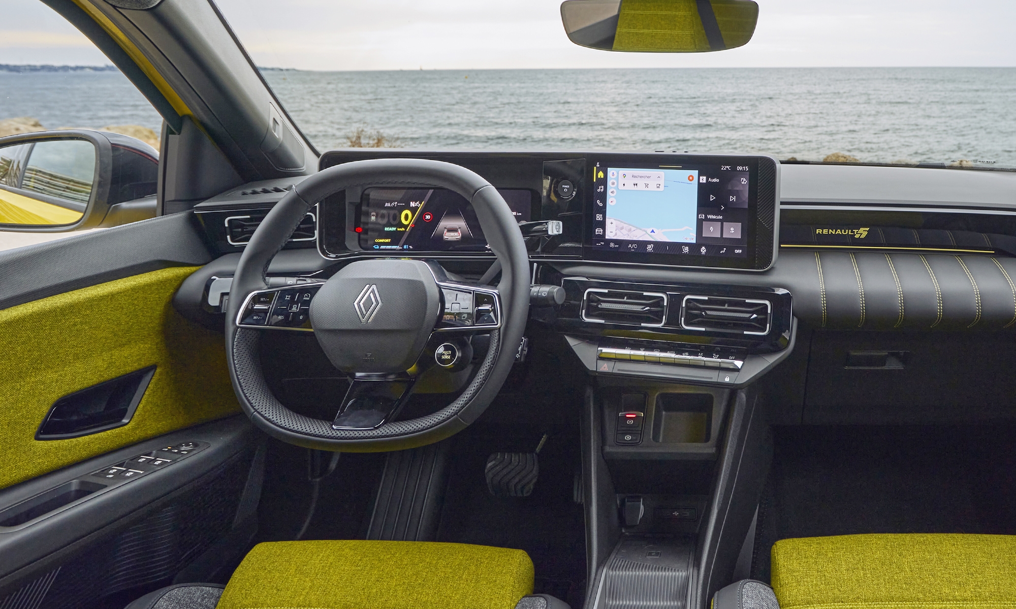 Las dos grandes tecnológicas (Apple y Google) quieren arrebatar parte de su personalidad a los coches.