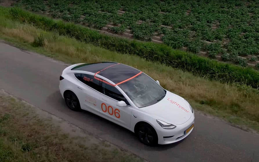  Research Vehicle 006, un Tesla Model 3 de demostración que integra el techo solar de Lightyear. Foto: Youtube. 