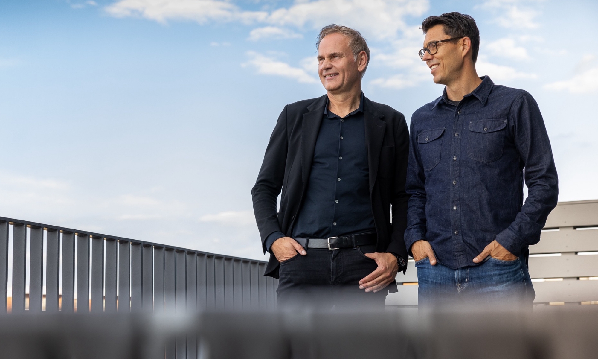 Oliver Blume (dcha.) y RJ Scaringe (izda.) durante el anuncio del acuerdo entre Volkswagen y Rivian.