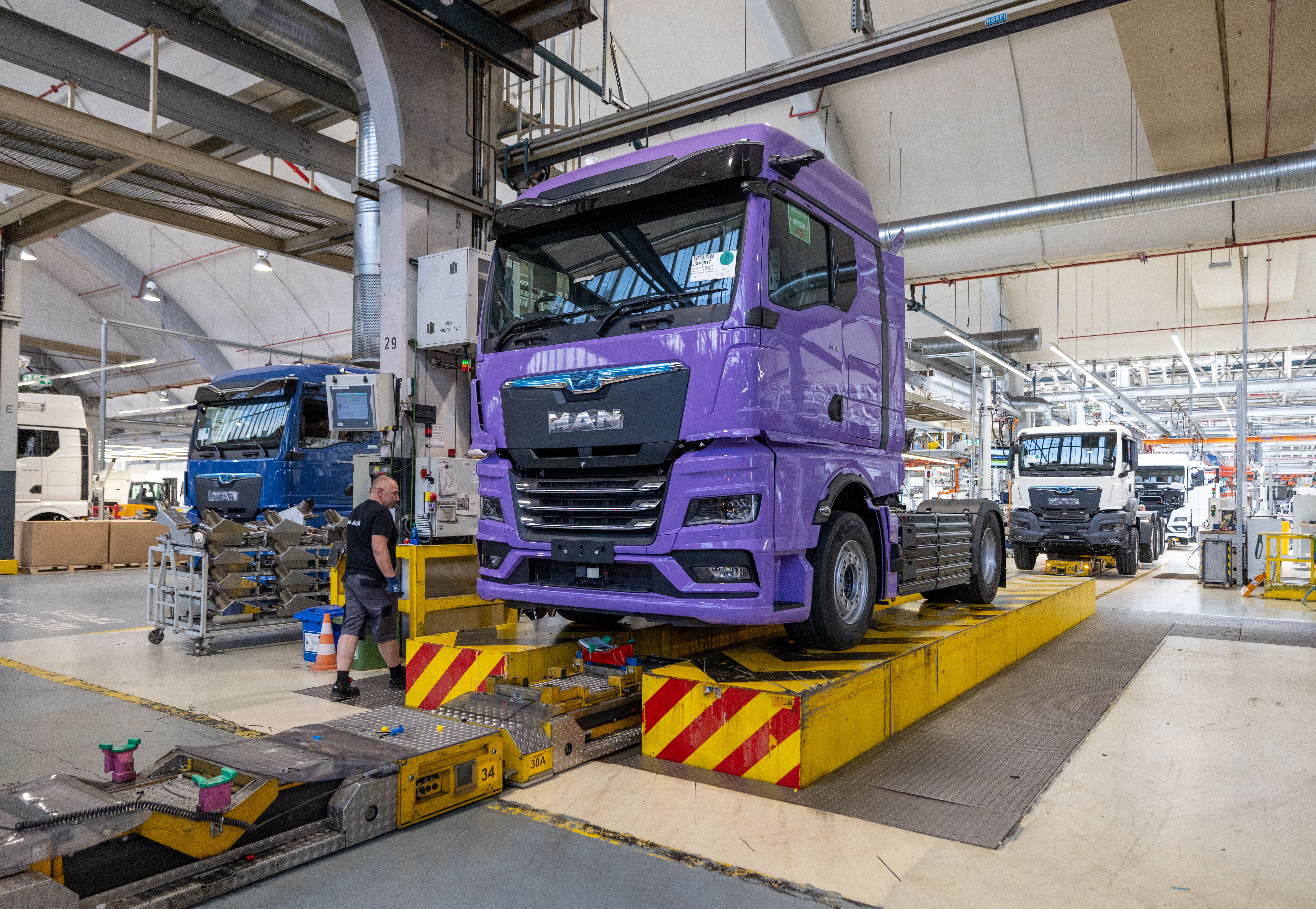 man truck bus camion electrico