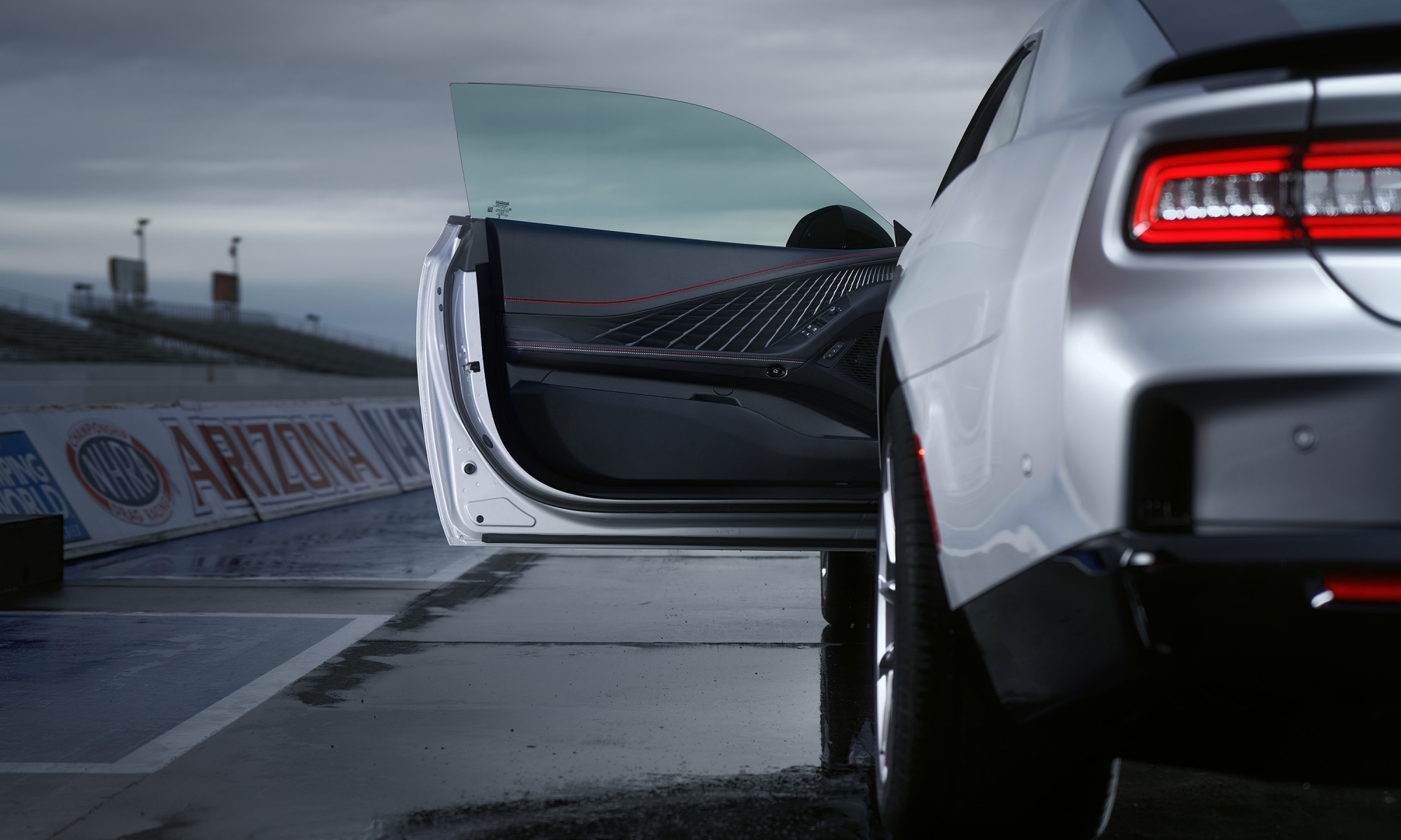 El Charger Daytona eléctrico recibe una llamada a revisión por su sistema de escape falso.