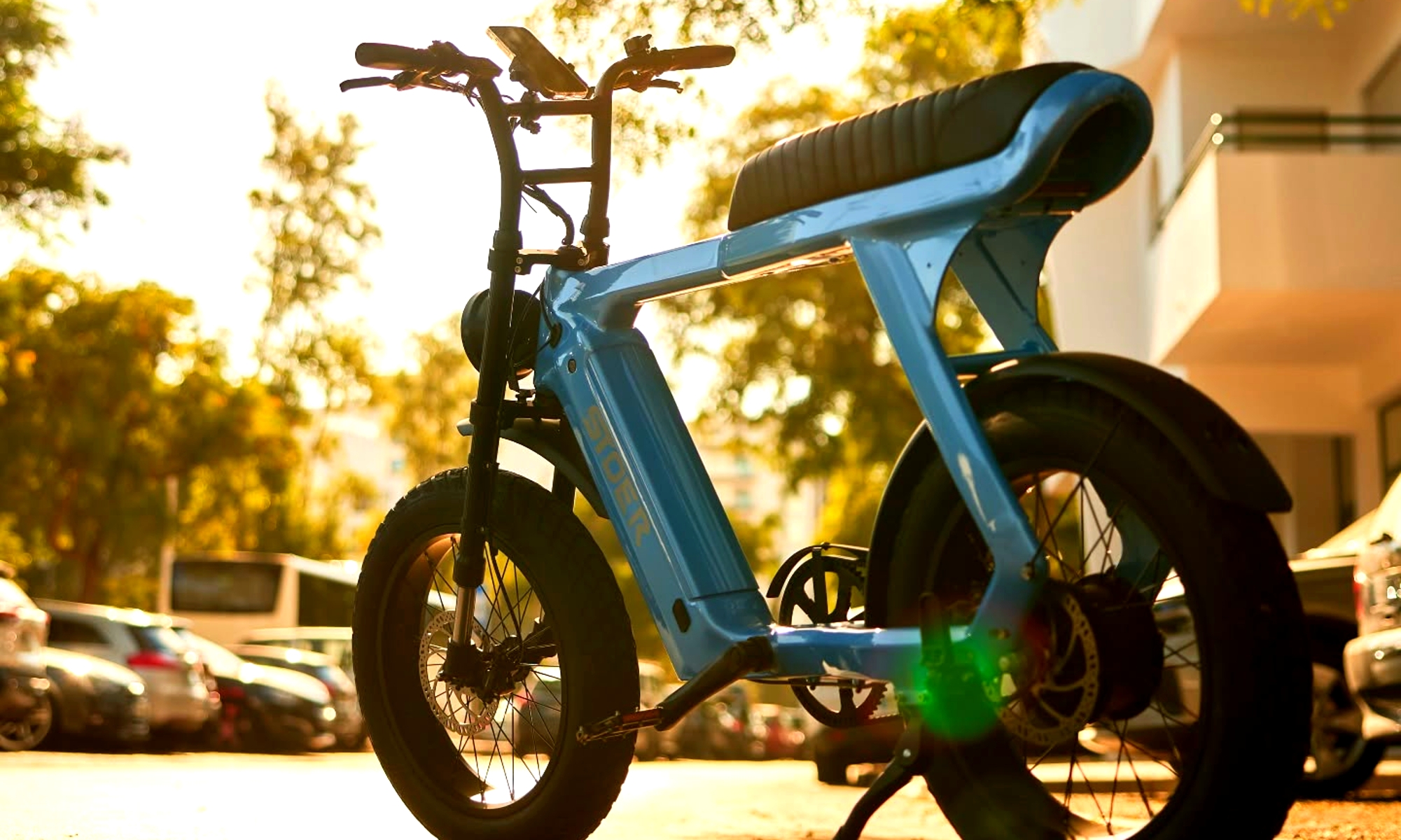 No hay duda: parece una moto, pero es una bicicleta eléctrica urbana.