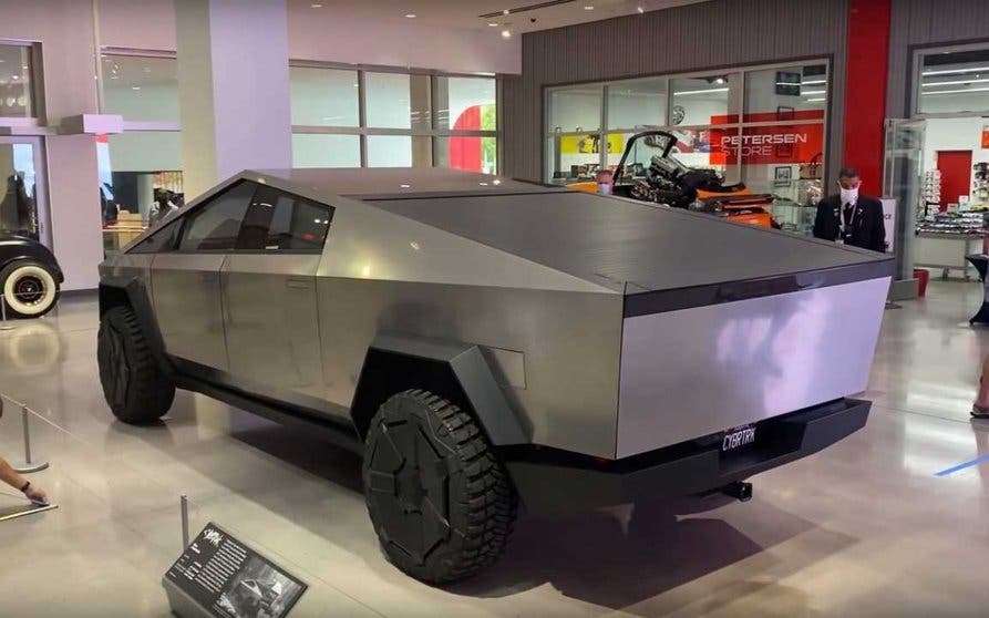  La Tesla Cybertruck ya está expuesta públicamente en el museo del automóvil Petersen 