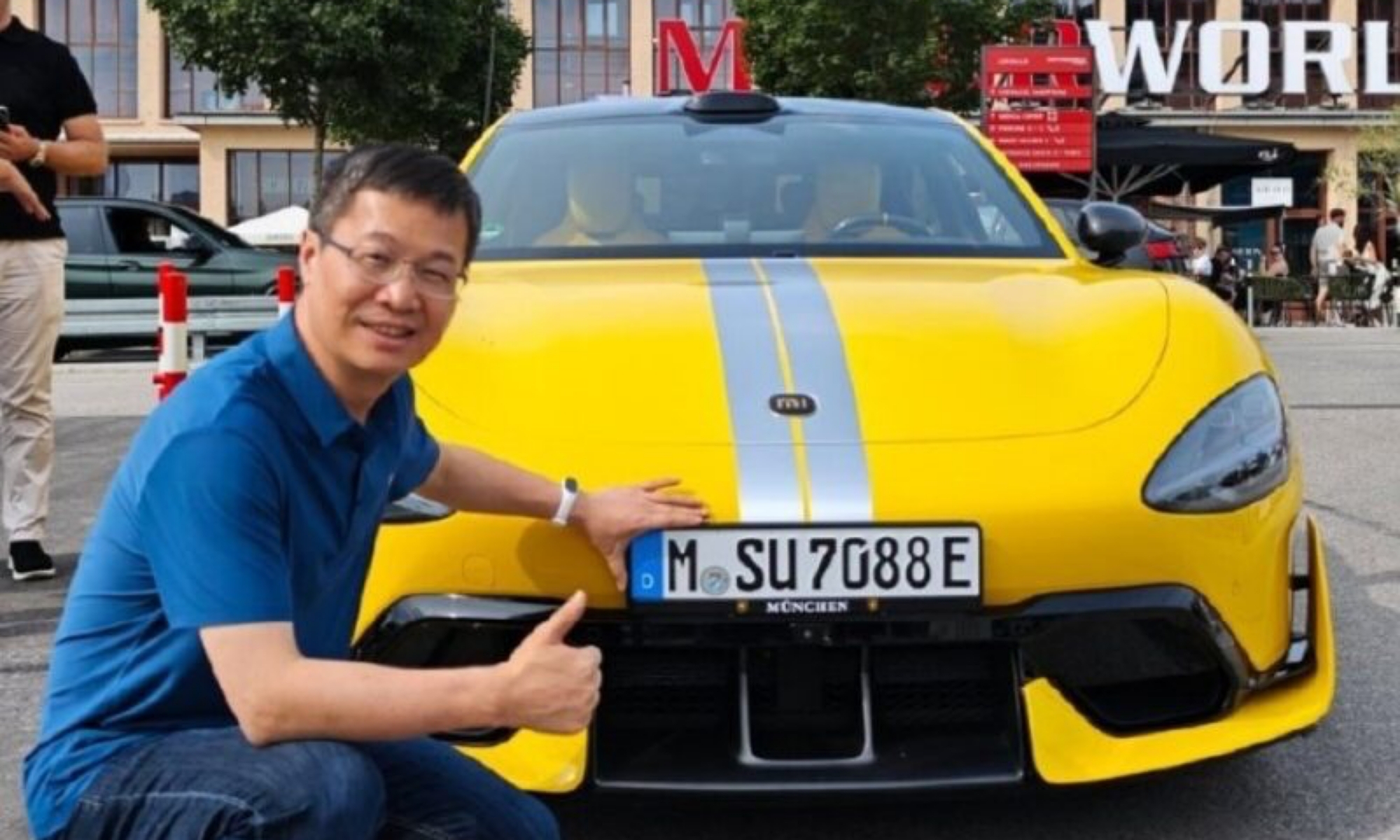 Lu Wibing luce orgulloso con el primer SU7 matriculado en Europa.