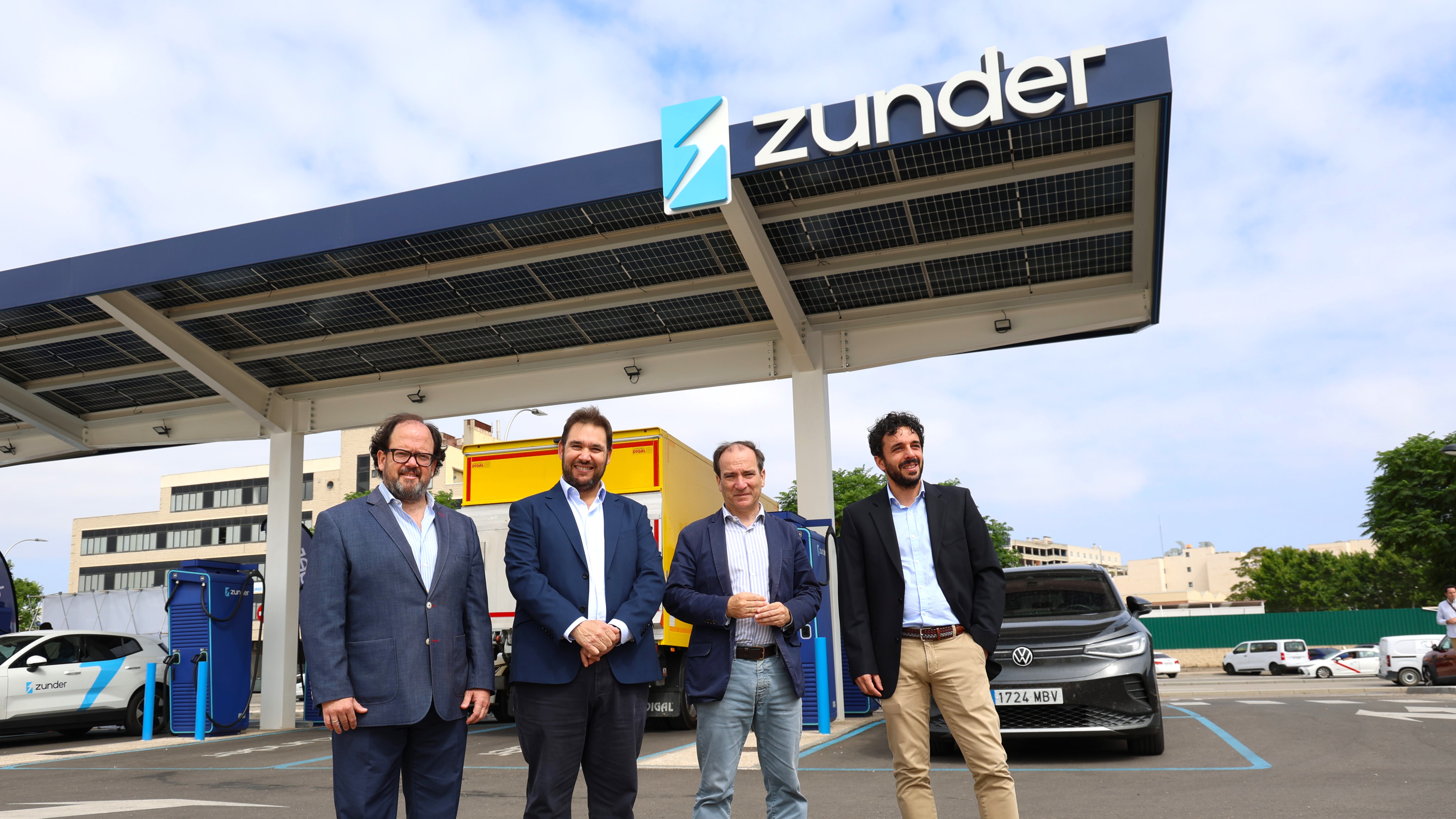 Los Delegados de Movilidad de la Comunidad y del Ayuntamiento de Madrid, Luis M. Torres y Borja Carabante, junto a los responsables de Zunder.