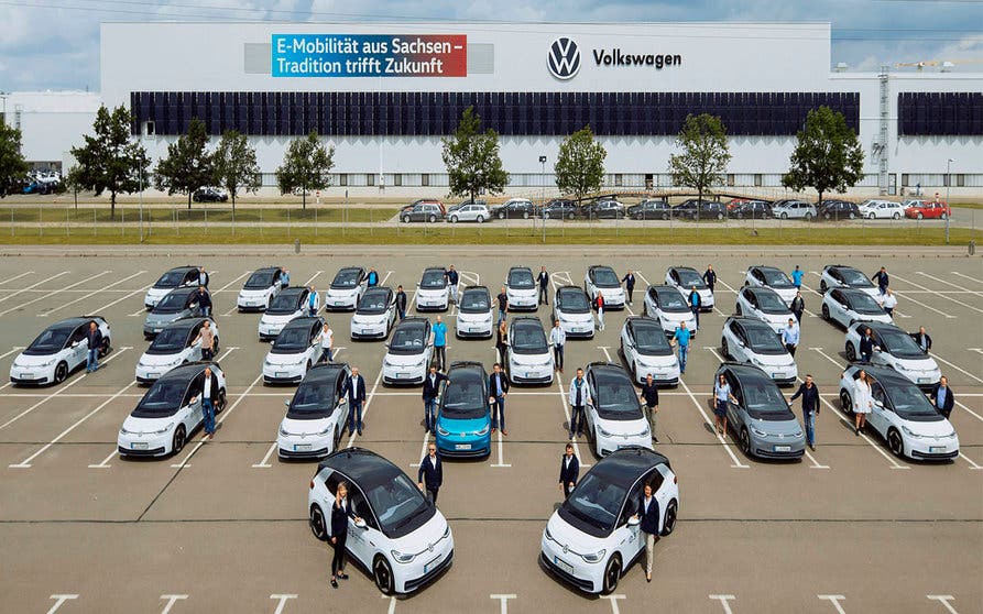  33 de las 150 unidades de pruebas que Volkswagen entregará a un grupo de empleados voluntarios y elegidos al azar. Foto: Volkswagen. 