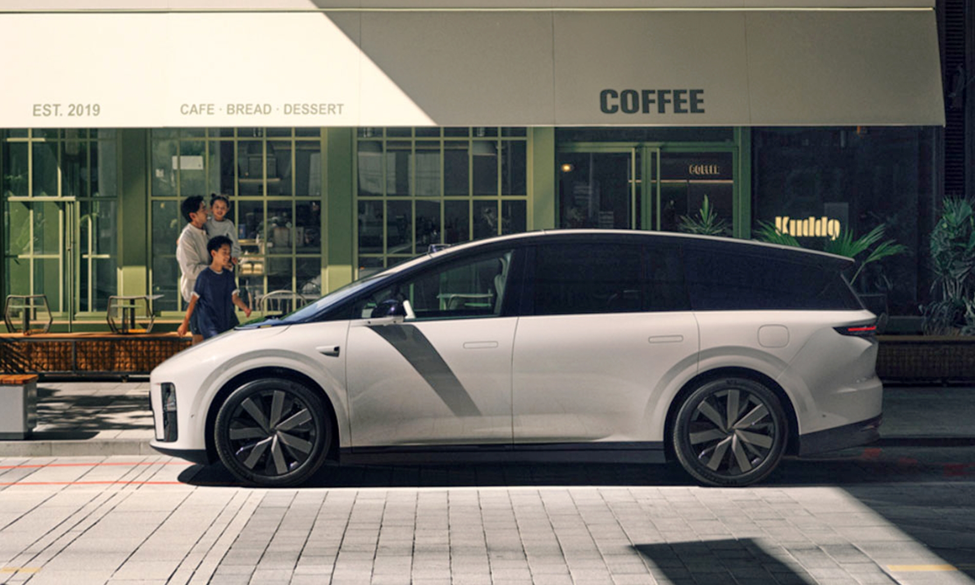 Li Auto presenta el i8, su nuevo monovolumen eléctrico de lujo.