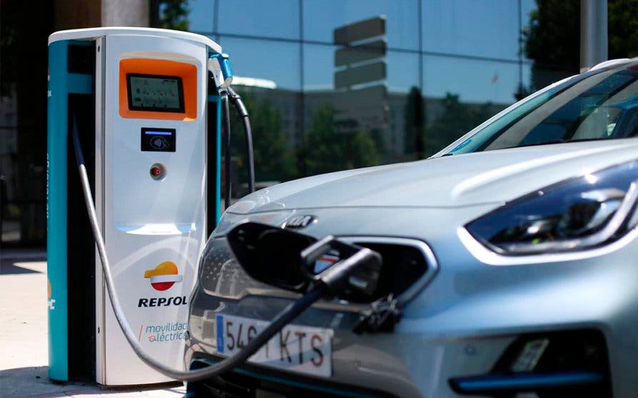  Punto de recarga de Repsol para KIA. 