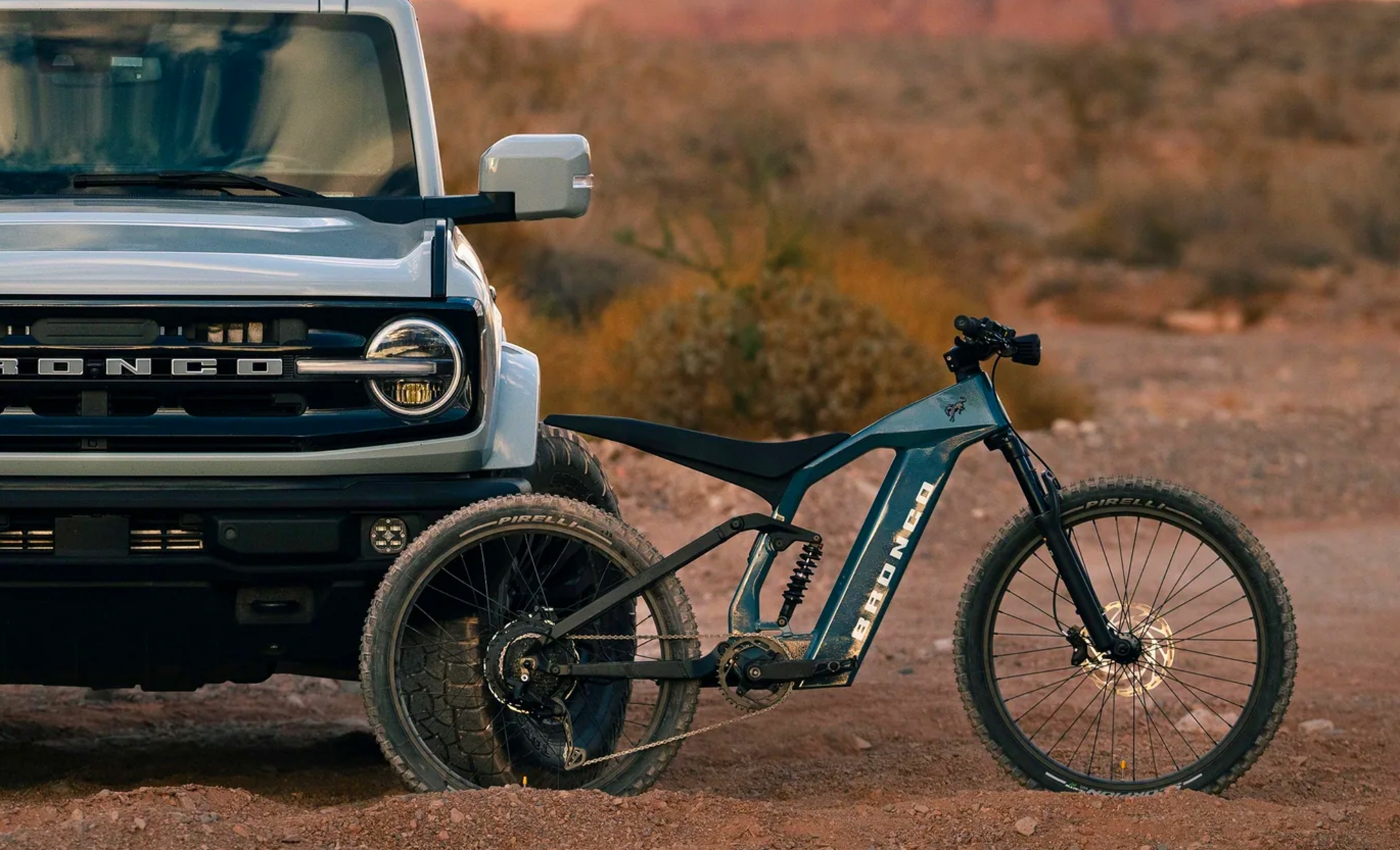 Bicicleta eléctrica con aires de moto y nombre de 4x4.