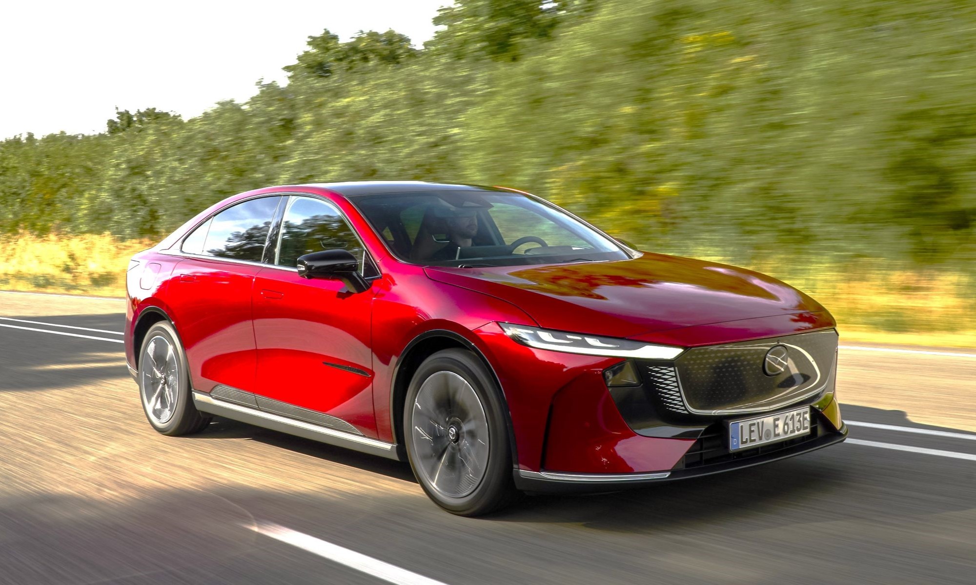 Ya hemos probado el Mazda 6e, el que muchos consideran el coche electrico más bonito del mundo.