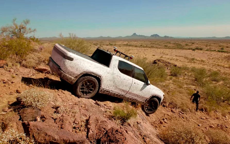  La pick-up eléctrica Rivian R1T supera una zona descendente plagada de piedras en el desierto de Arizona. Los coches eléctricos de Rivian incorporan un tres de tracción eléctrica formado por cuatro motores en rueda. 