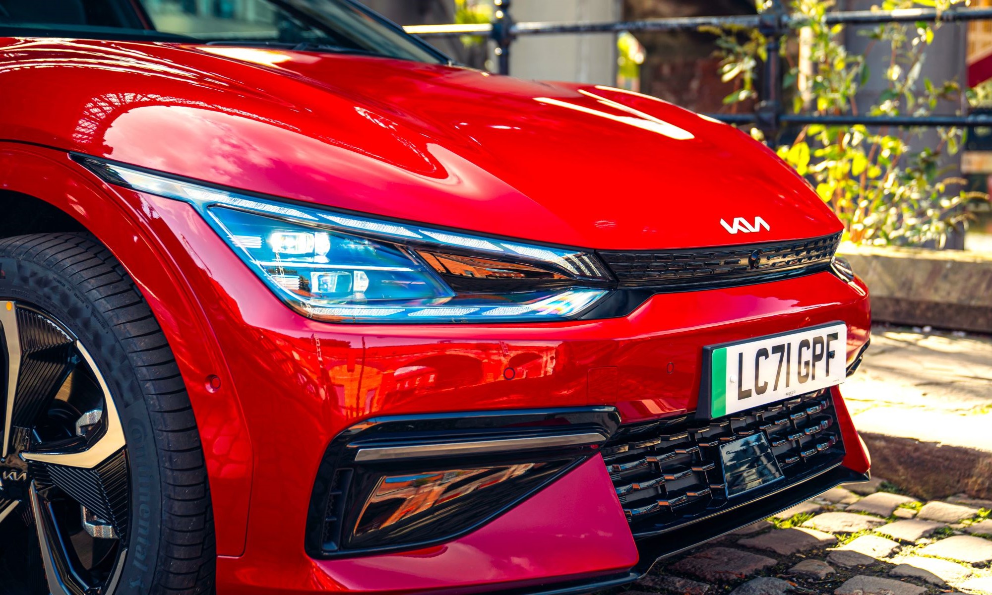 El SUV eléctrico de KIA ha sido más rápido que un Ferrari en varias carreras. Ahora, además, está de oferta con hasta 11.779 € de descuento.