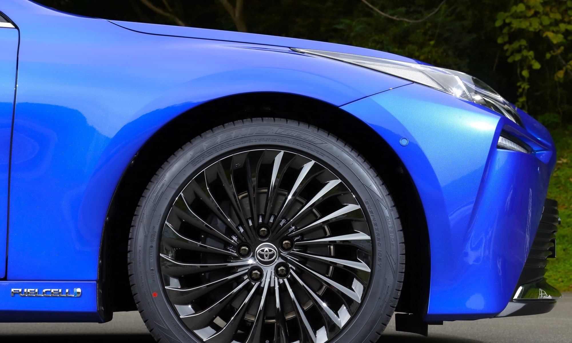 El Toyota Mirai uno de los contadísimos coches eléctricos que funcionan con hidrógeno: un icono de esta tecnología por el que la marca ha sufrido una demanda.