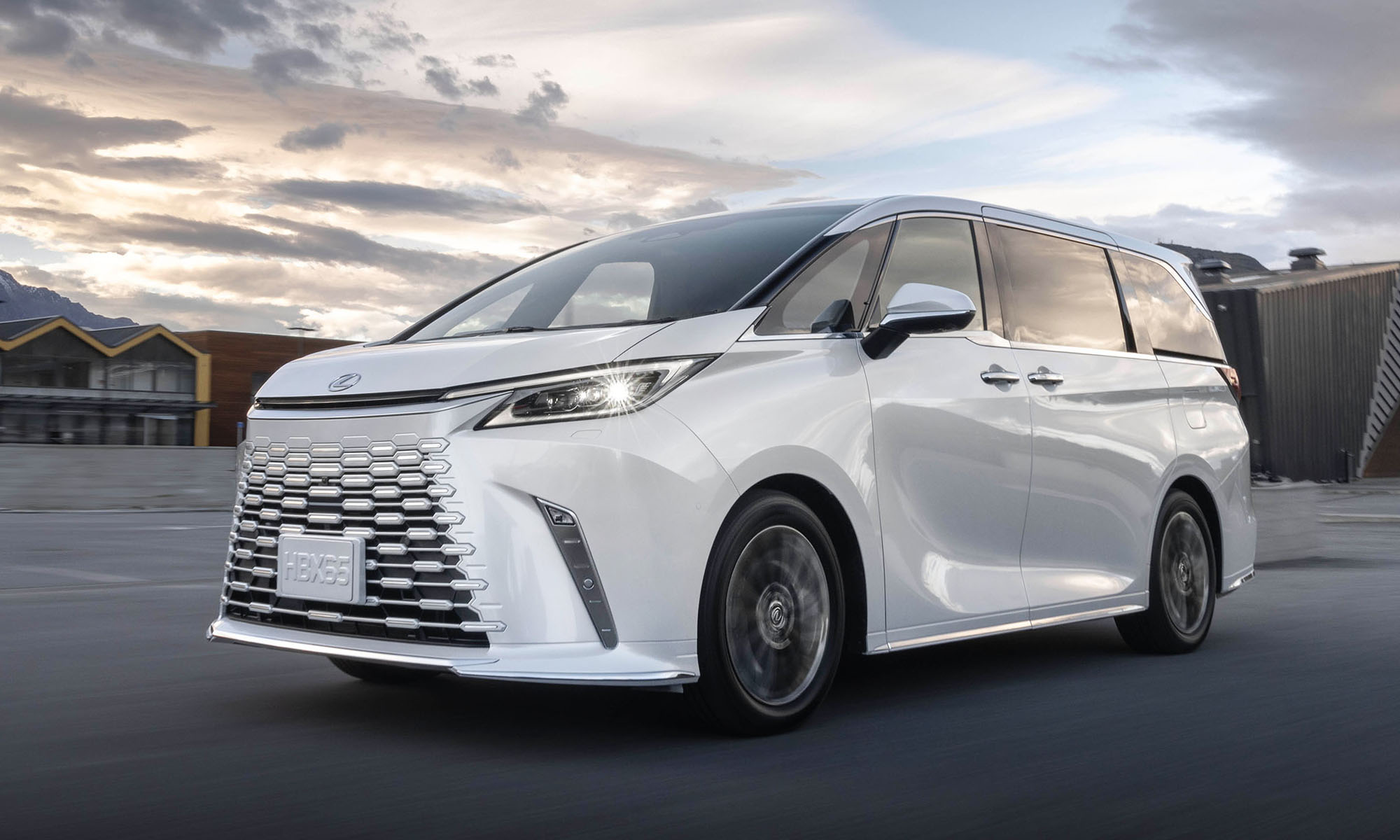 El Lexus LM es un auténtico yate de lujo del asfalto, pero con mecánica híbrida.