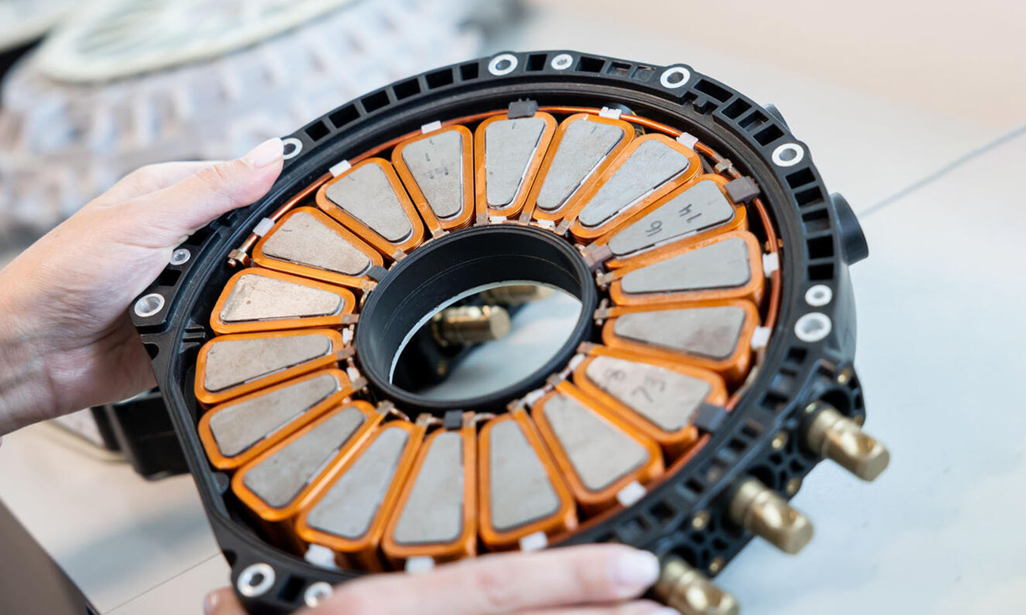 Este pequeño motor eléctrico rinde un total de 56 CV por kg, en la relación peso/potencia.