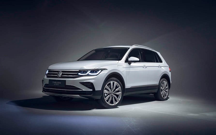  El Volkswagen Tiguan eHybrid incorpora las novedades estéticas del resto de las variantes que se ofrecen con la actualización de su segunda generación.. 