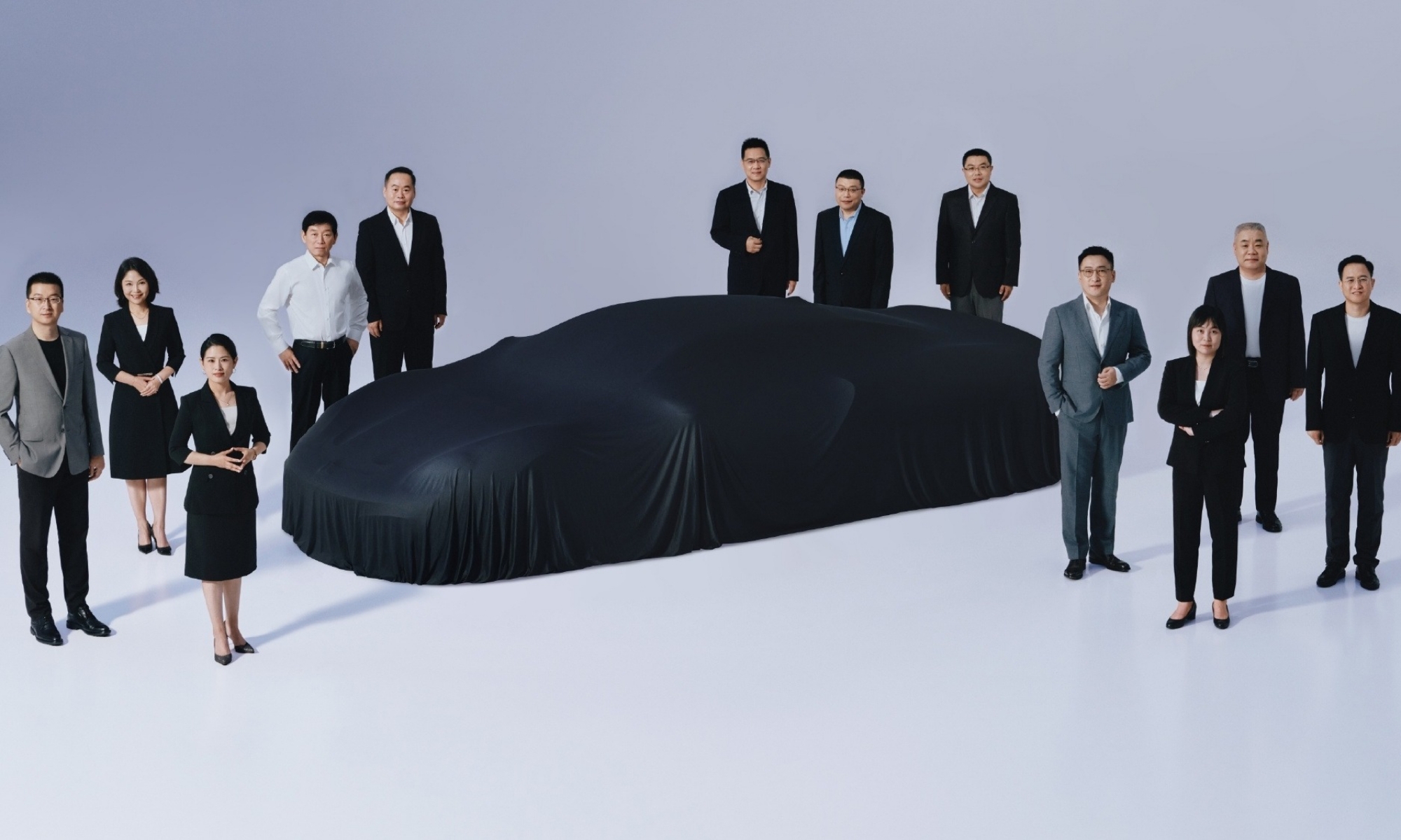 La plana mayor de Great Wall Motors junto a su nuevo superdeportivo.